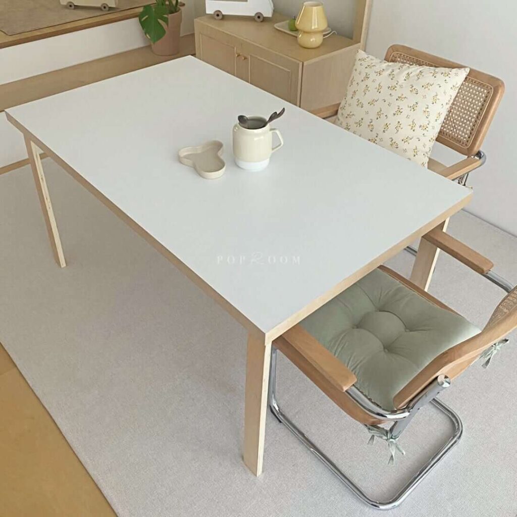 韓国インテリアのシンプルな木製ダイニングテーブル